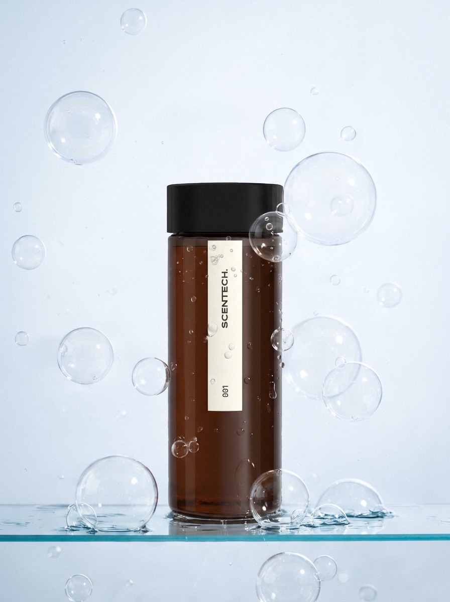 Een ScentPod van 65 ml naast een Scentech-diffuser op een kast