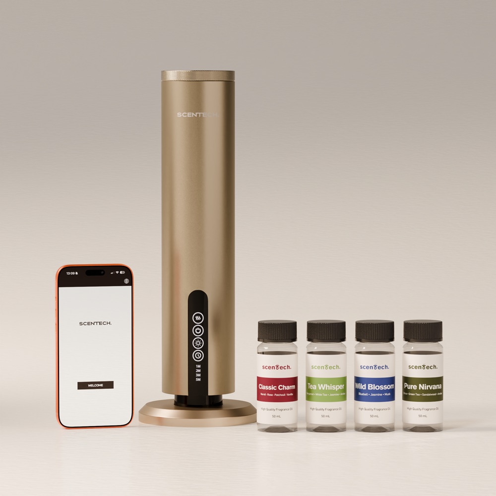 Scentech Smart Aroma Diffuser Pro op een tafel, met de app op een telefoon en twee geurpods ernaast